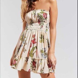 Super cute tiered strapless dress!